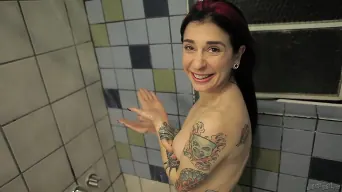 Joanna Angel 在 'My Shower Time'