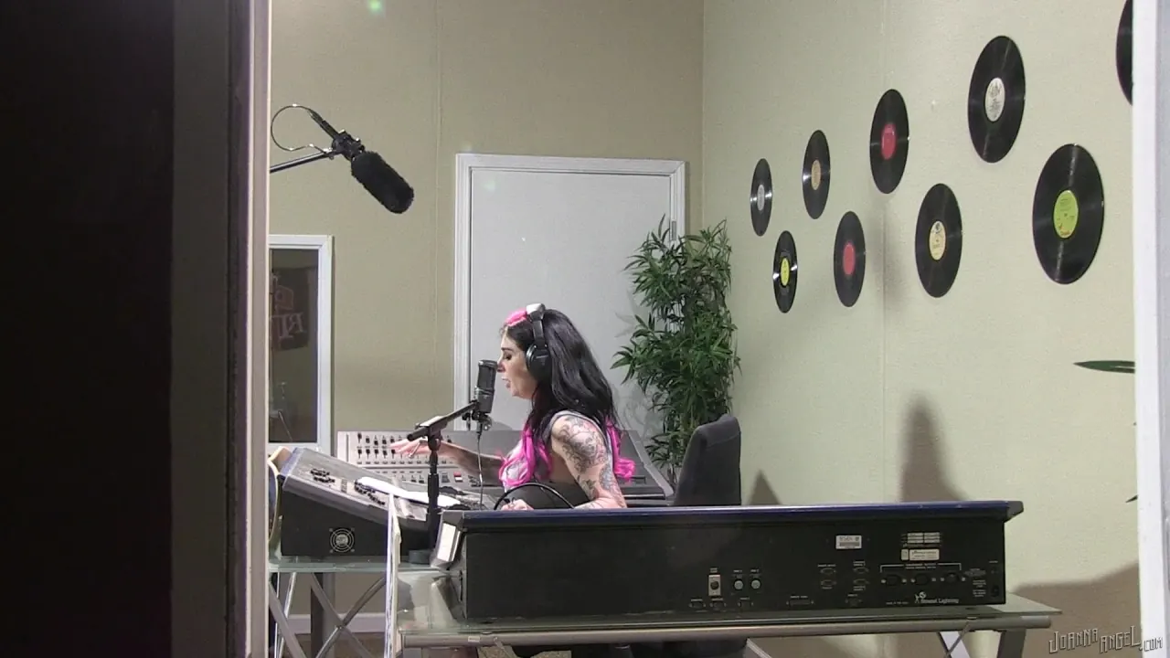 Burning Angel 'BTS Episode 46' starring Karmen Karma (Photo 4)